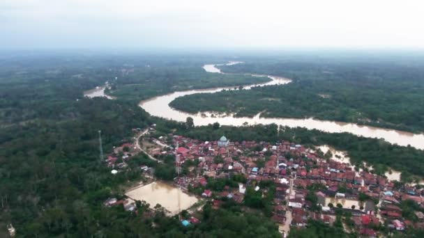 Luftaufnahmen Von Dörfern Und Wohnhäusern Die Von Über Die Ufer — Stockvideo