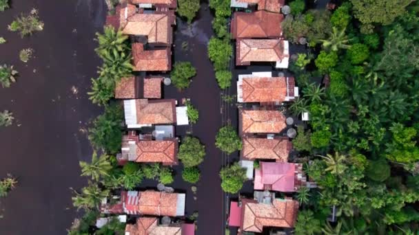 インドネシア南スマトラ インドネシア4Kドローンビデオで洪水を引き起こした川に浸水している村や住民の家屋の空中映像 バンジール ミュージシャン ロワシェン — ストック動画