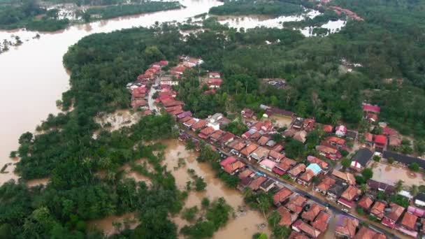 インドネシア南スマトラ インドネシア4Kドローンビデオで洪水を引き起こした川に浸水している村や住民の家屋の空中映像 バンジール ミュージシャン ロワシェン — ストック動画