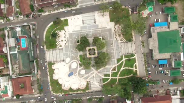 Съемка Воздуха Памятника Лингга Толпы Площади Сумеданг Западная Ява Индонезия — стоковое видео