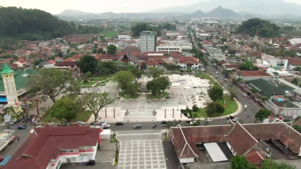 Filmagem Aérea Monumento Lingga Das Multidões Praça Sumedang Java Ocidental — Vídeo de Stock