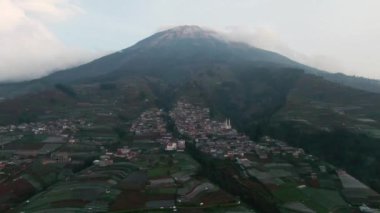 Sumbing Dağı, Nepal Van Java Kaliangkrik, Magelang, Central Java, Endonezya 4K İHA-124; Desa Tertinggi di Kaki Gunung Sumbing Magelang