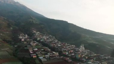 Sumbing Dağı, Nepal Van Java Kaliangkrik, Magelang, Central Java, Endonezya 4K İHA-124; Desa Tertinggi di Kaki Gunung Sumbing Magelang