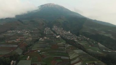 Sumbing Dağı, Nepal Van Java Kaliangkrik, Magelang, Central Java, Endonezya 4K İHA-124; Desa Tertinggi di Kaki Gunung Sumbing Magelang