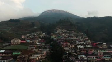 Sumbing Dağı, Nepal Van Java Kaliangkrik, Magelang, Central Java, Endonezya 4K İHA-124; Desa Tertinggi di Kaki Gunung Sumbing Magelang