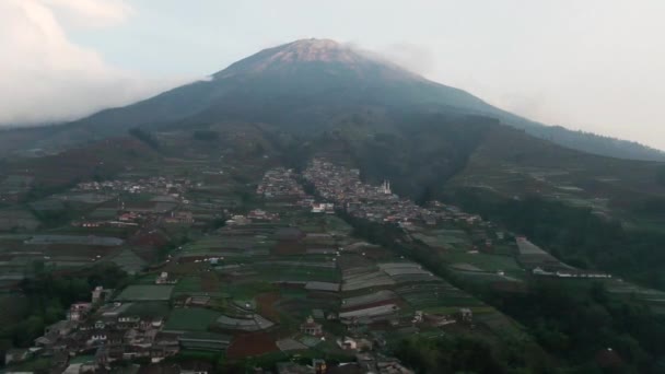 Bellezza Riprese Aeree Del Villaggio Più Alto Sul Monte Sumbing — Video Stock
