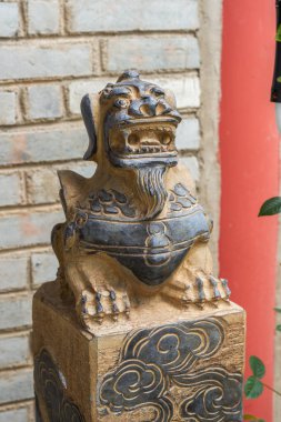 Entrika ile oyulmuş taş aslan yakın plan