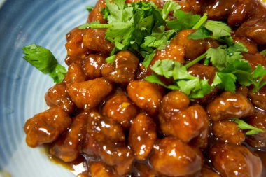 Bir tabak lezzetli ve gevrek tatlı ve ekşi domuz eti.