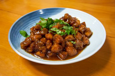 Bir tabak lezzetli ve gevrek tatlı ve ekşi domuz eti.