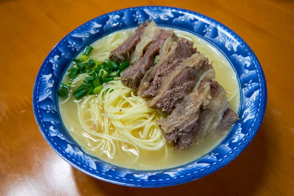 おいしいと香りの牛肉のブリスケット竹麺のボウル — ストック写真
