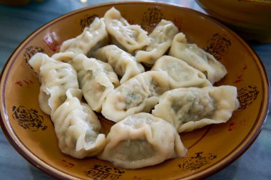 Bir tabak lezzetli Kuzeydoğu hamur tatlısı.