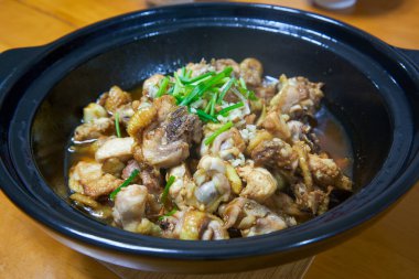 Lezzetli ve cezbedici Kanton Kum Ginger Tavuk Güveci