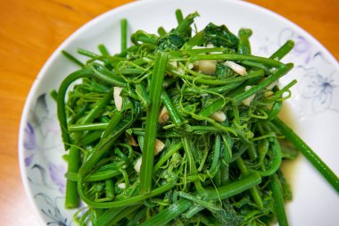 Bir tabak taze kızarmış kuşkonmaz.