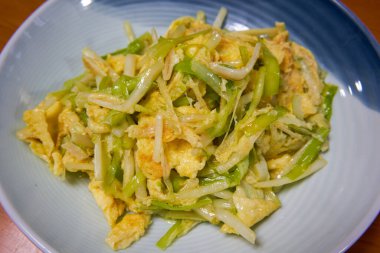 Frenk soğanlı lezzetli bir omlet.