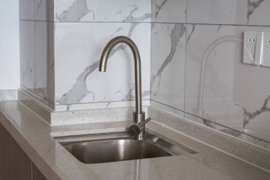Dolaplar ve lavabo muslukları yenilenmiş bir odaya yerleştirildi.