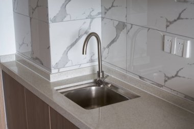 Dolaplar ve lavabo muslukları yenilenmiş bir odaya yerleştirildi.