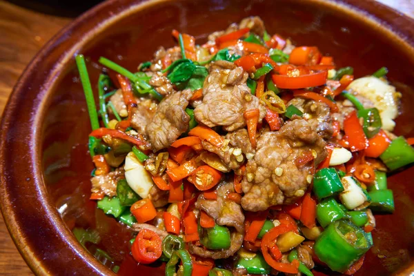 一道味道鲜美的桂林菜 炒黄牛肉配新鲜辣椒 — 图库照片