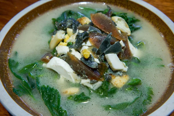 A delicious and sweet soup with mulberry leaves