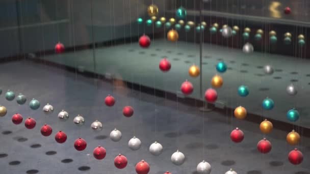 科学技術館に展示されている色のついたボールは人間の体が上下に動くのを感知します — ストック動画