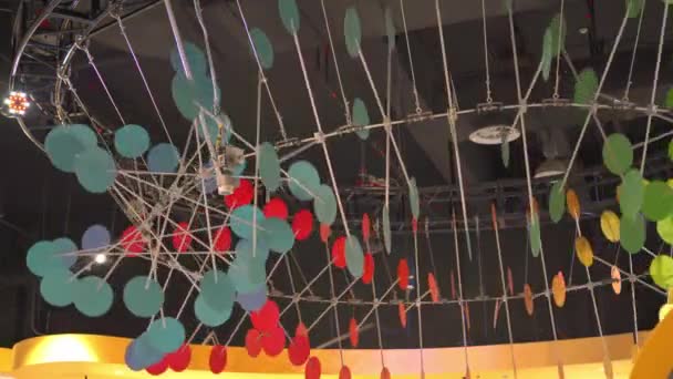 Paisagem Discos Coloridos Rotativos Exibidos Museu Ciência Tecnologia — Vídeo de Stock