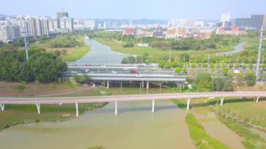 Kentsel sulak alan parkındaki karayolu köprüsündeki trafik akışının hava fotoğrafçılığı