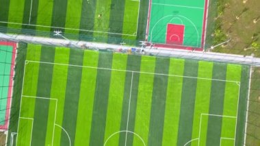 Yepyeni bir yapay saha futbol sahasının hava fotoğrafçılığı.