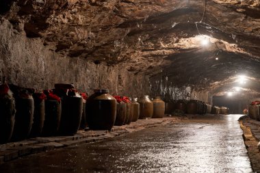 Çin 'deki doğal karst mağaralarında şarap mahzenleri.