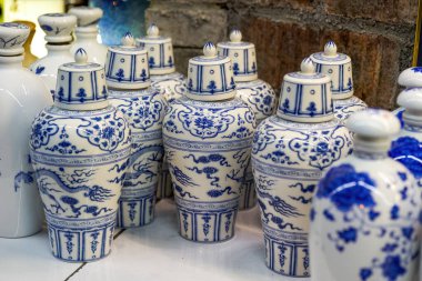 Bir yığın yeni seramik şarap şişesi.