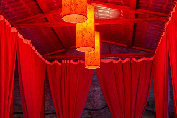 Çin Usulü Kırmızı Çadırlar Kapalı Alandaki Düğünler Için Yapılmış Şenlikli — Stok fotoğraf