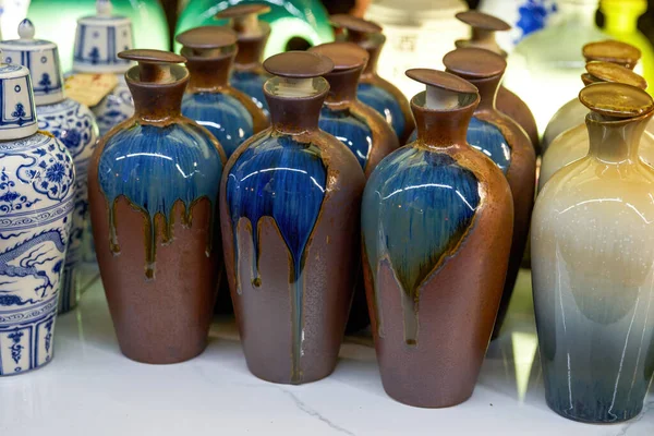 Bir yığın yeni seramik şarap şişesi.