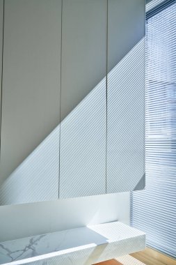 Günışığı modern bir evin yenilenmesinde beyaz bir dolaba vuruyor.