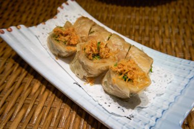 Lezzetli bir et, diş ipi, vejetaryen parmak sarması.