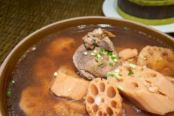 Masakan Cina Yang Lezat Sup Iga Babi Akar Teratai — Stok Foto