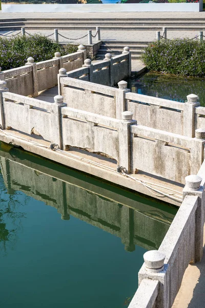 Chinese Traditional Stone Bridge Lake Park — Stock Photo, Image