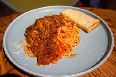 Bir tabak lezzetli spagetti bolonez.