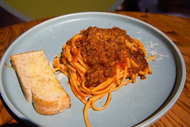 Bir tabak lezzetli spagetti bolonez.