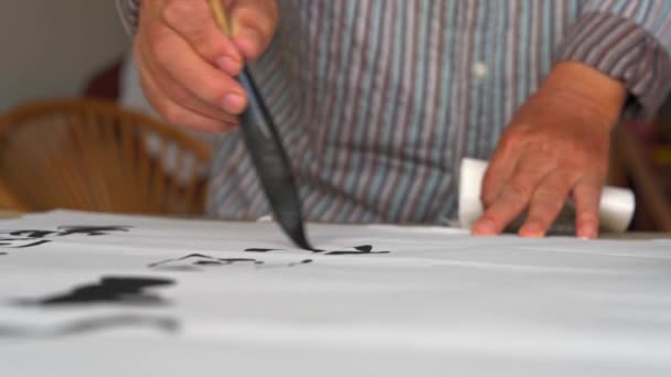 Viejo Calígrafo Chino Está Escribiendo Caracteres Caligrafía Creando Obras Caligrafía — Vídeos de Stock