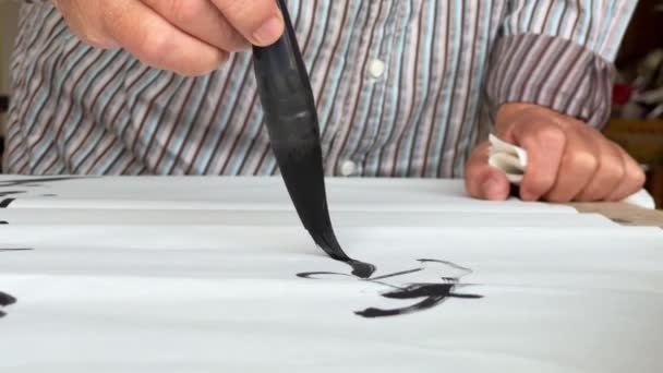 Старий Китайський Каліграф Пише Каліграфічні Ієрогліфи Створює Роботи Каліграфії — стокове відео