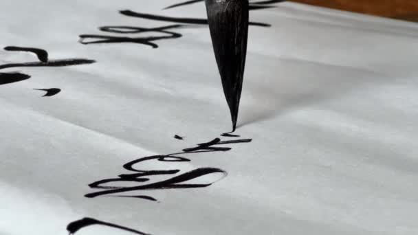 Stary Chiński Kaligraf Pisze Znaki Kaligraficzne Tworząc Prace Kaligraficzne — Wideo stockowe