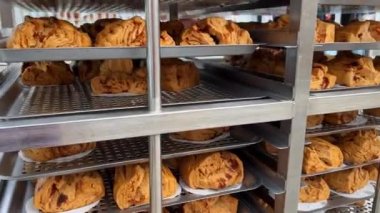 Pasta fırınında taze pişmiş esmer şeker buğulanmış çörekler.