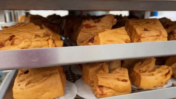 Bollos Recién Horneados Vapor Azúcar Moreno Una Panadería Pastelería — Vídeo de stock