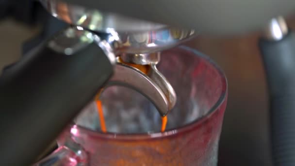 Κοντινό Πλάνο Της Καφετιέρας Που Φτιάχνει Εσπρέσο Και Αφρίζον Γάλα — Αρχείο Βίντεο
