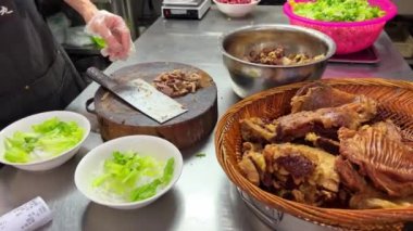 Çin usulü Chaoshan biftekli şehriye dükkanı leziz sığır eti ve erişte çorbası yapıyor.