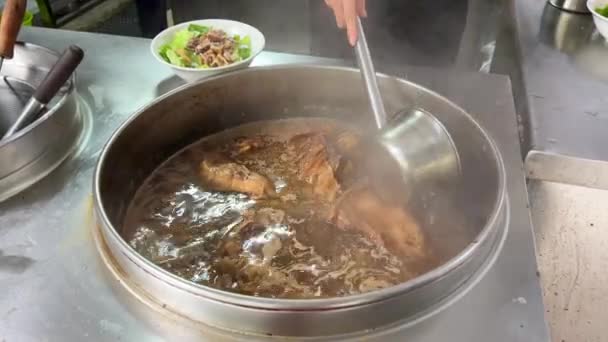 Een Chinees Chaoshan Rundvlees Noodle Shop Het Maken Van Heerlijke — Stockvideo