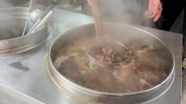 Китайская Лапшичная Чаошань Готовит Вкусную Говядину Суп Лапши — стоковое видео