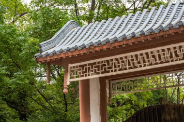 Dağ manzarası ve Guilin, Guangxi, Çin 'deki antik Çin binaları