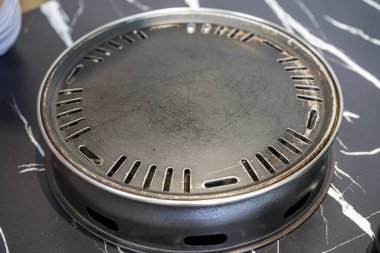 Fırında kullanılan paslanmaz çelik ızgara tavasına yakın plan.