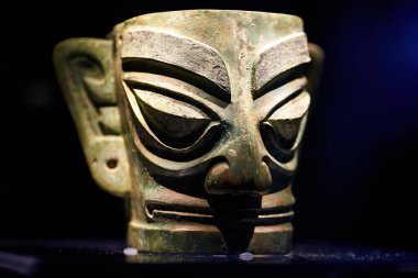 Antik Çin 'in Bashu ve Sichuan bölgelerinden zarif bronz eserler