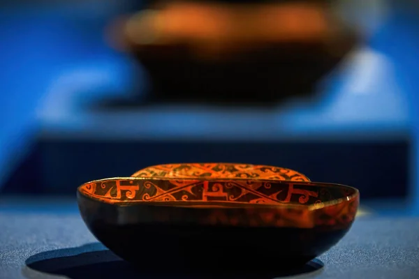 古代中国の赤漆器鉢文化遺跡近く — ストック写真