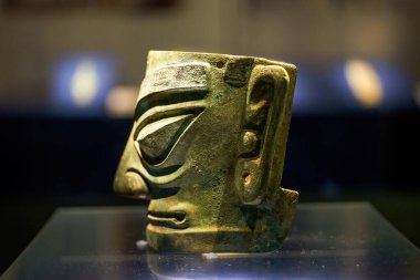Antik Çin Bashu ve Sichuan Kültürü Sanxingdui 'nin Bronz Maske Kalıntıları